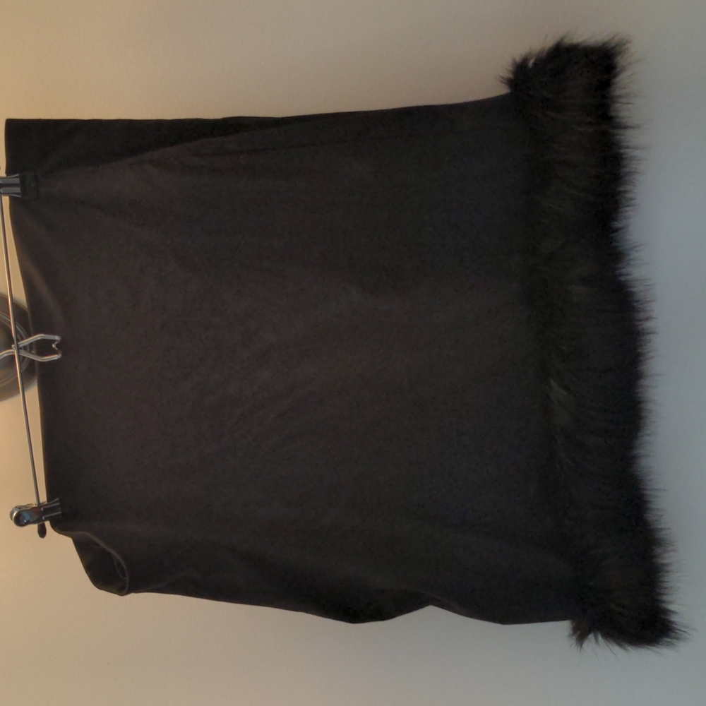 Forever 21 skirt with fur trim, black size 3x.. lying flat the waist is 20inches